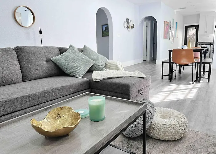 Center Miami Designer Home 3 Bedroom Sleeps 9
