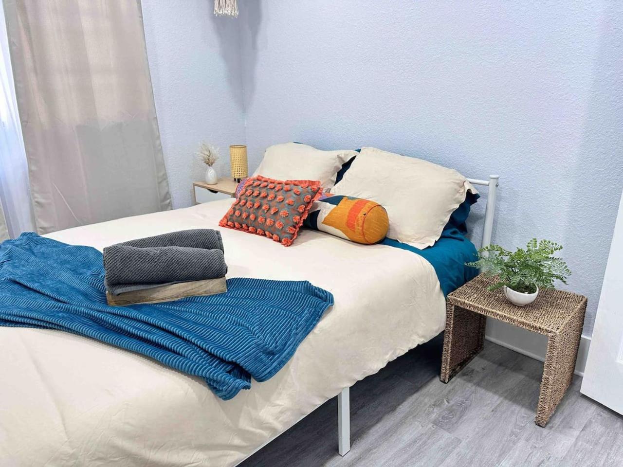 Center Designer 3 Bedroom Sleeps 9 Ferienhaus