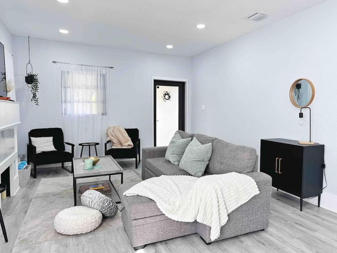Center Designer 3 Bedroom Sleeps 9 *