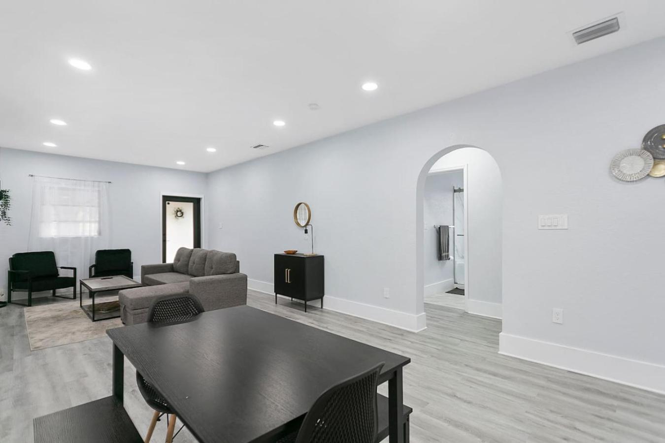 Center Designer 3 Bedroom Sleeps 9
