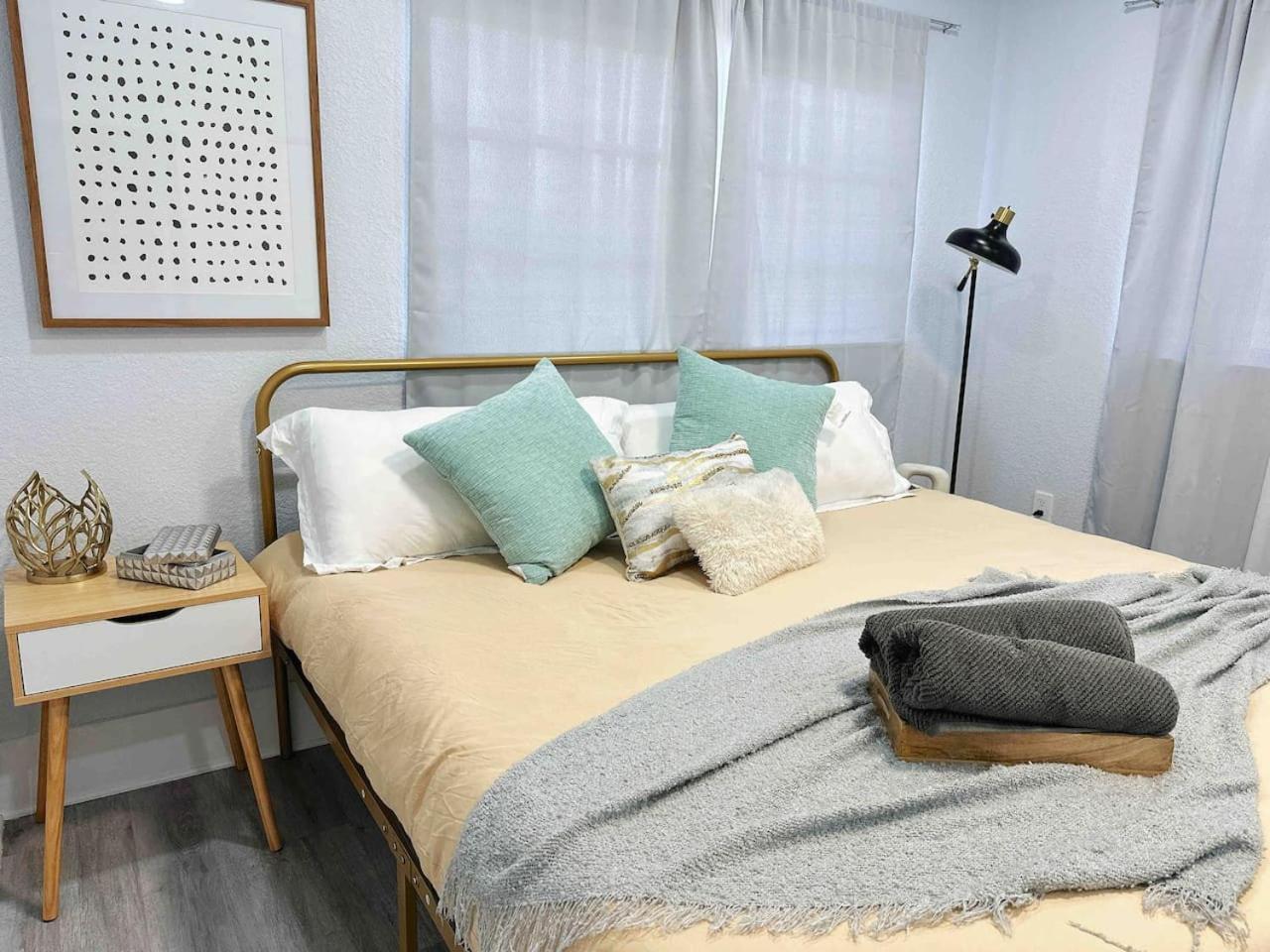 Center Designer 3 Bedroom Sleeps 9 *